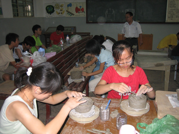 教学目的:了解陶艺制作的基本理论知识,掌握基本的造型方法及陶艺